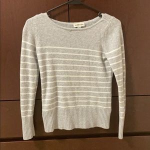 Long sleeve sweater.